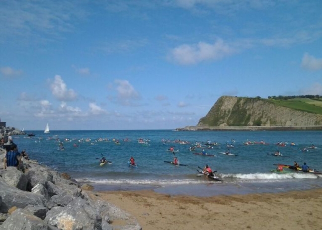 con las piraguas en el mar